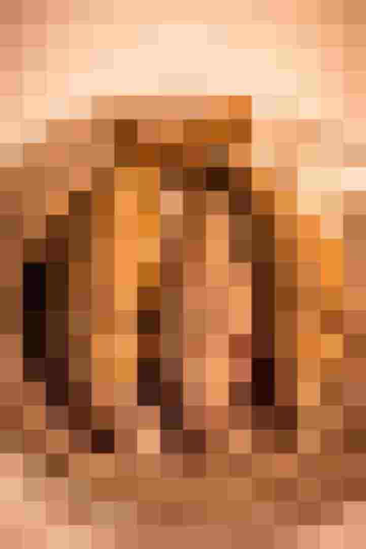 Drei frische Forellen auf einer silbernen Platte, ideal für Räucherforellenmousse.