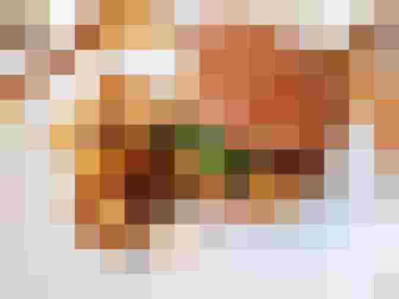 Regionaler Burger mit Rinderfaschiertem, dazu knusprige Rösti-Kartoffeln.