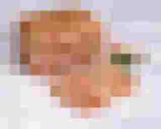 Rindfleisch Sulzerl in Form, umgeben von Gewürzen und frischen Kräutern auf Marmortisch.