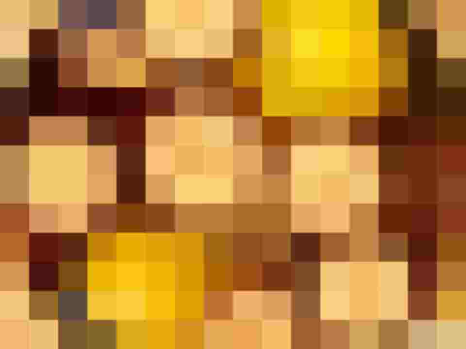 Zirbenlikör mit Zirben und Zitrone in einem Glas gefüllt, zur Herstellung ausgelegt.