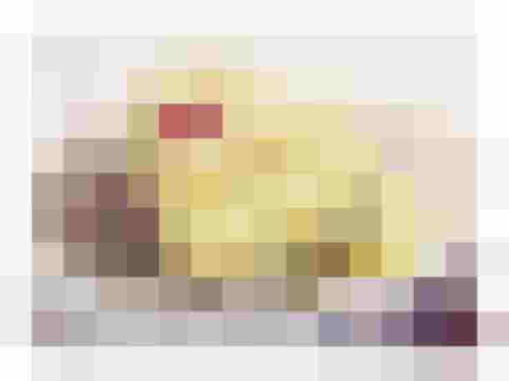 Zarte Zirbenherzen aus Schokolade in einer Schüssel, dekoriert mit rotem Puder.