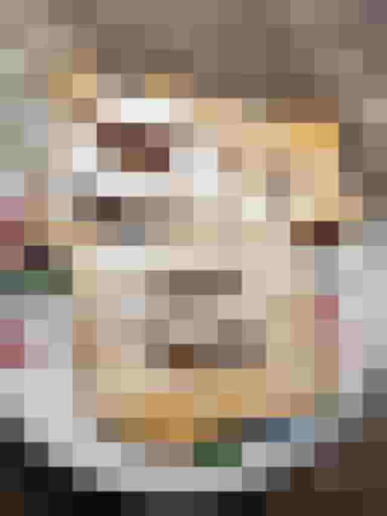 Frittierte Hühnersteigen mit Puderzucker auf einem dekorativen Teller.