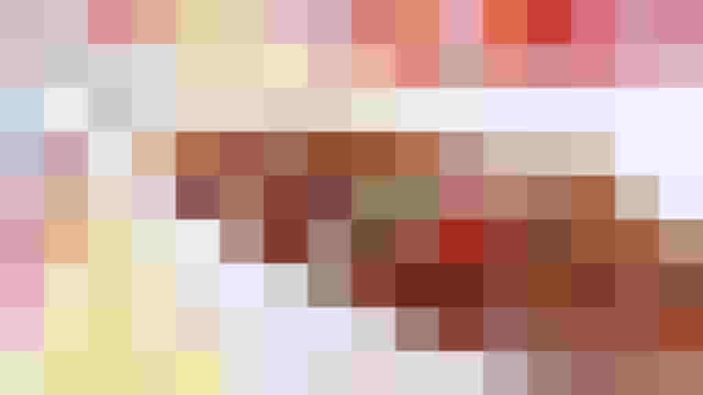 Rindsgulasch in einer weißen Schüssel, umgeben von frischen Zutaten und Nudeln.