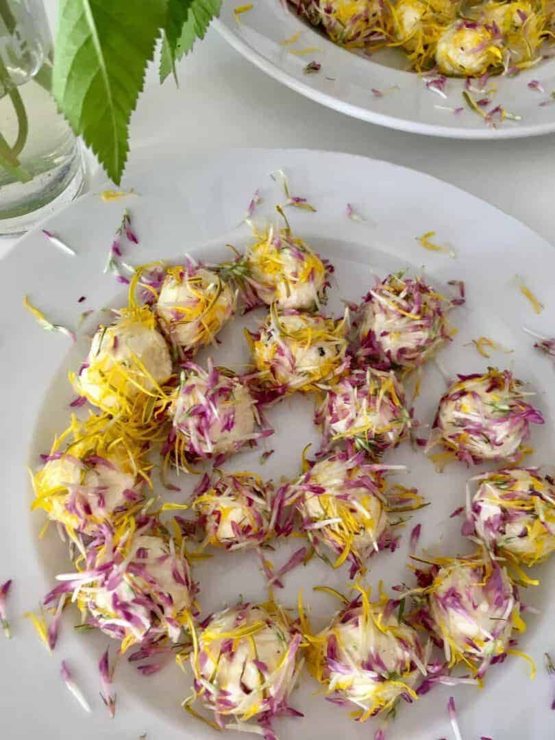 Frischkäsekugel mit Blüten - Lungauer Kochwerk
