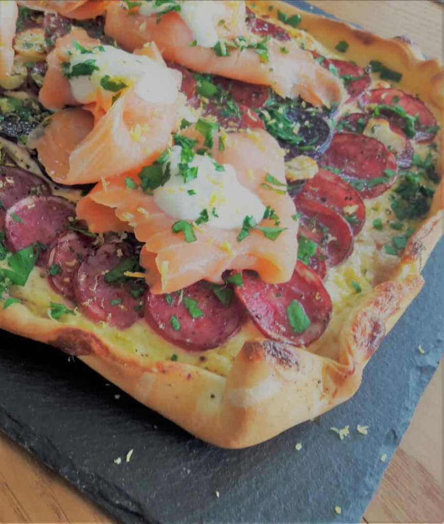 Rustikale Pizza mit Lungauer Eachtling & geräucherter Lachsforelle|Rustikale Pizza mit Lungauer Eachtling & geräucherter Lachsforelle
